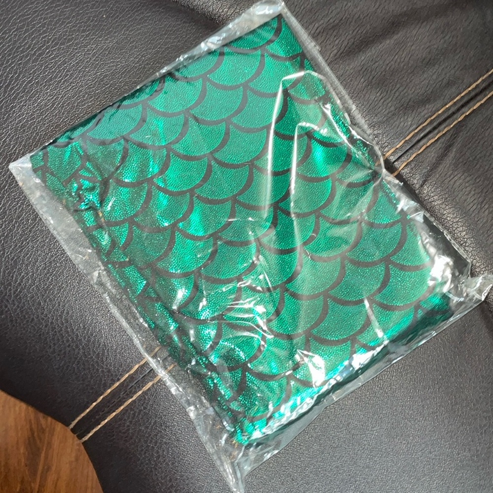 Medium mermaid fin green metallic leggings